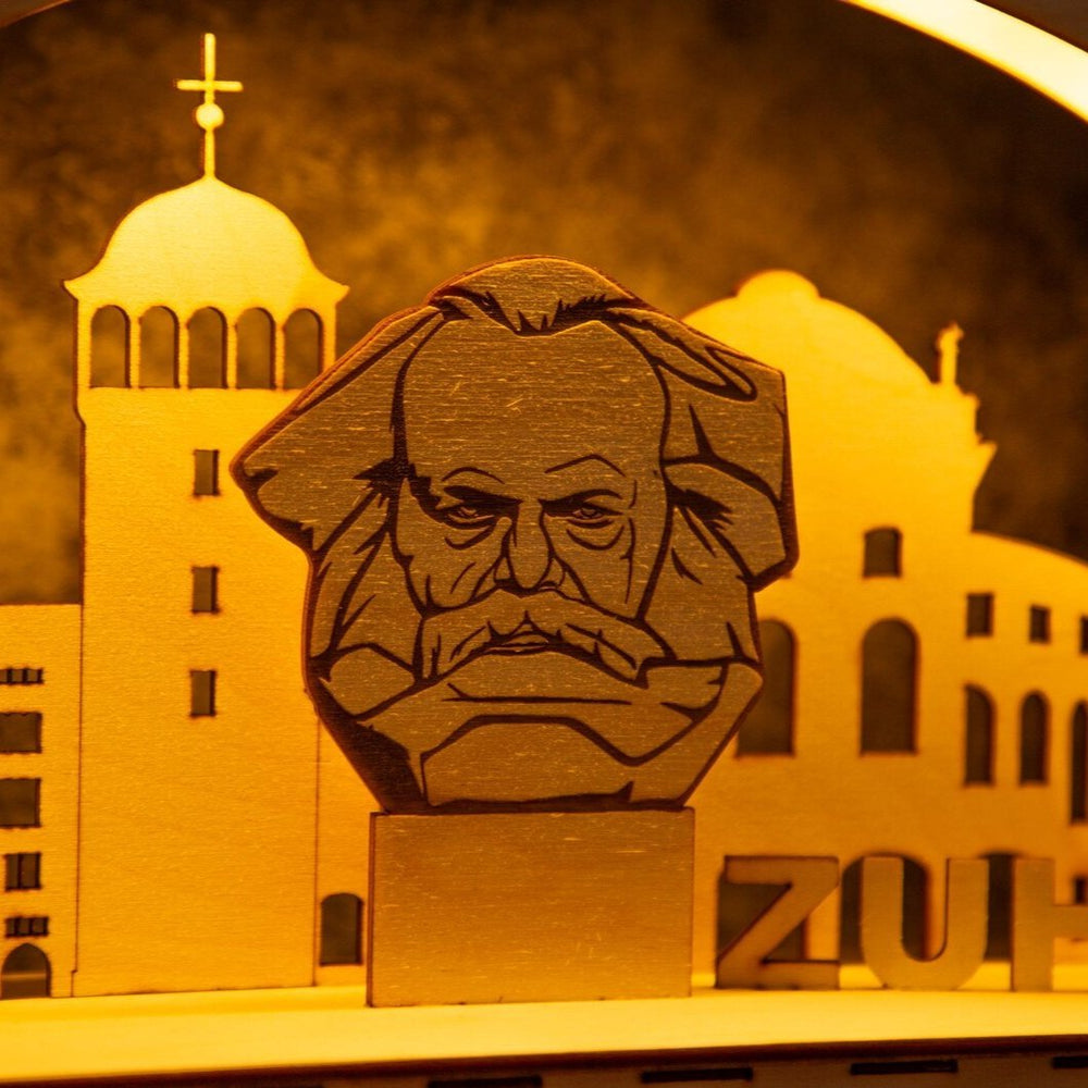 Holz - Schwibbogen Karl Marx – Erzgebirge Tradition, batteriebetrieben (45 cm) - AM3D ShopSchwibbogen