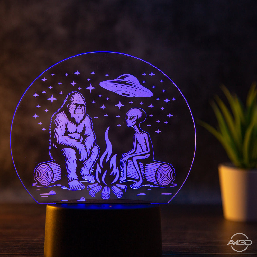 Lampe Kinderzimmer - Bigfoot und Alien am Lagerfeuer unter Sternenhimmel - AM3D Shopmit Kunststoffsockel