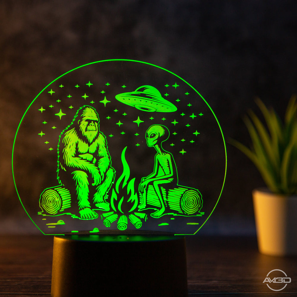 Lampe Kinderzimmer - Bigfoot und Alien am Lagerfeuer unter Sternenhimmel - AM3D Shopmit Kunststoffsockel