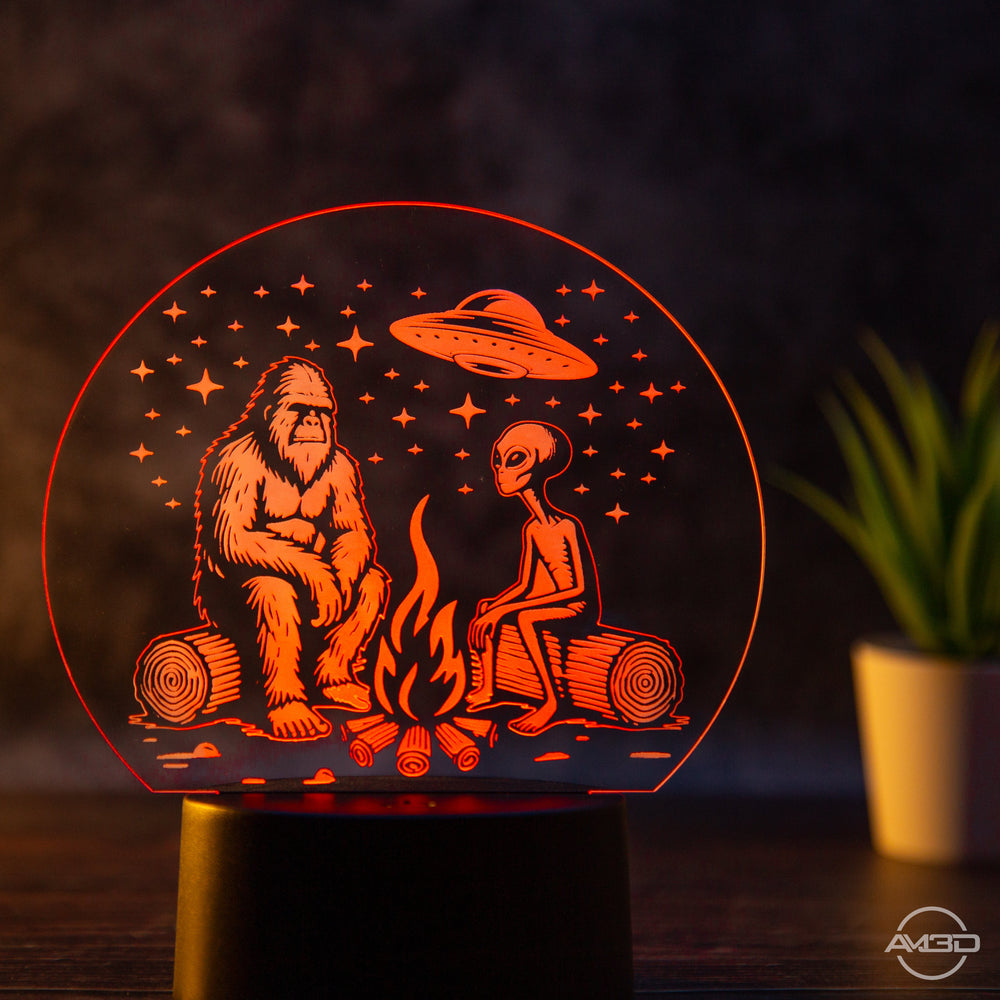 Lampe Kinderzimmer - Bigfoot und Alien am Lagerfeuer unter Sternenhimmel - AM3D Shopmit Kunststoffsockel