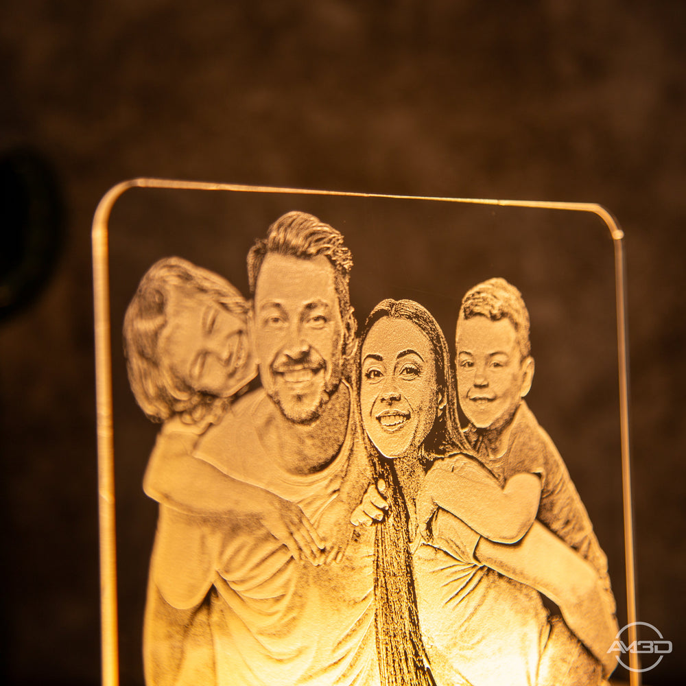 LED - Lampe mit Fotogravur aus Acryl – personalisiertes Nachtlicht mit Familienfoto oder Kinderbild - AM3D Shopmit Holzsockel 15cm