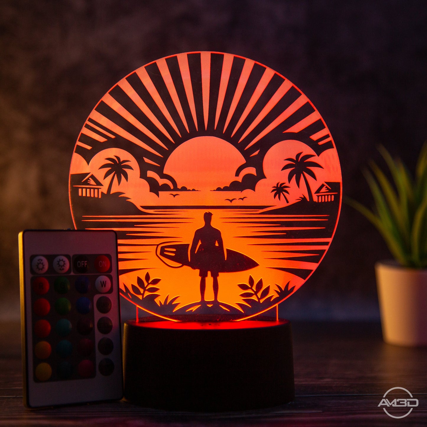 LED Tischlampe aus Acryl mit Surfer am Strand – Das perfekte Geschenk für Surfer! - AM3D Shopmit Kunststoffsockel