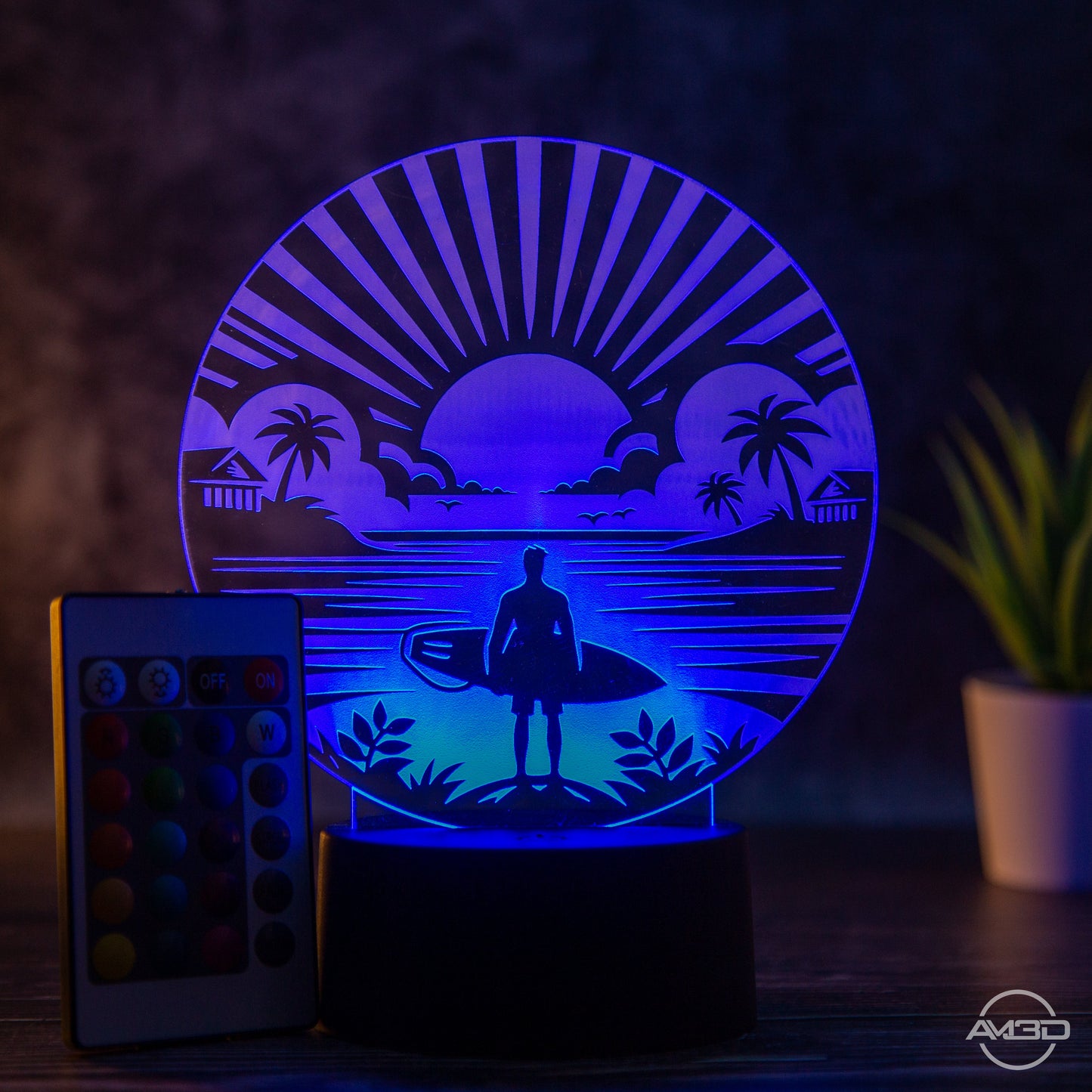 LED Tischlampe aus Acryl mit Surfer am Strand – Das perfekte Geschenk für Surfer! - AM3D Shopmit Kunststoffsockel