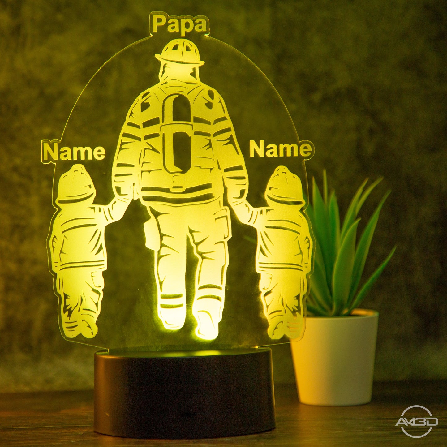 Personalisierte Tischlampe Feuerwehrmann Ideales Geschenk für Feuerwehrmänner oder als Kindernachtlicht - AM3D Shopmit Kunststoffsockel