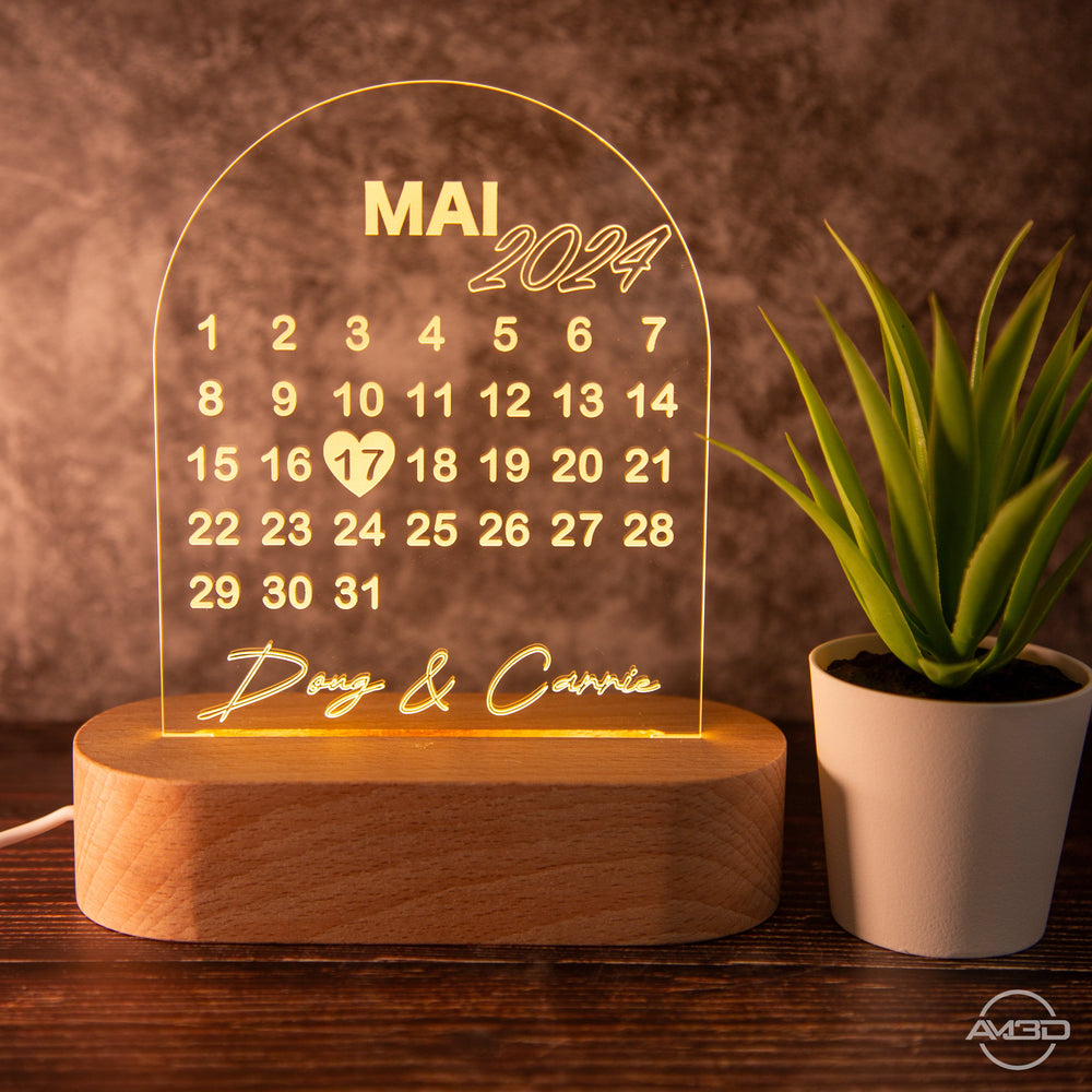Personalisiertes Geschenk für Partner: LED - Lampe mit Gravur für Jahrestag, Valentinstag oder Hochzeitstag - AM3D Shopmit Holzsockel 14cm