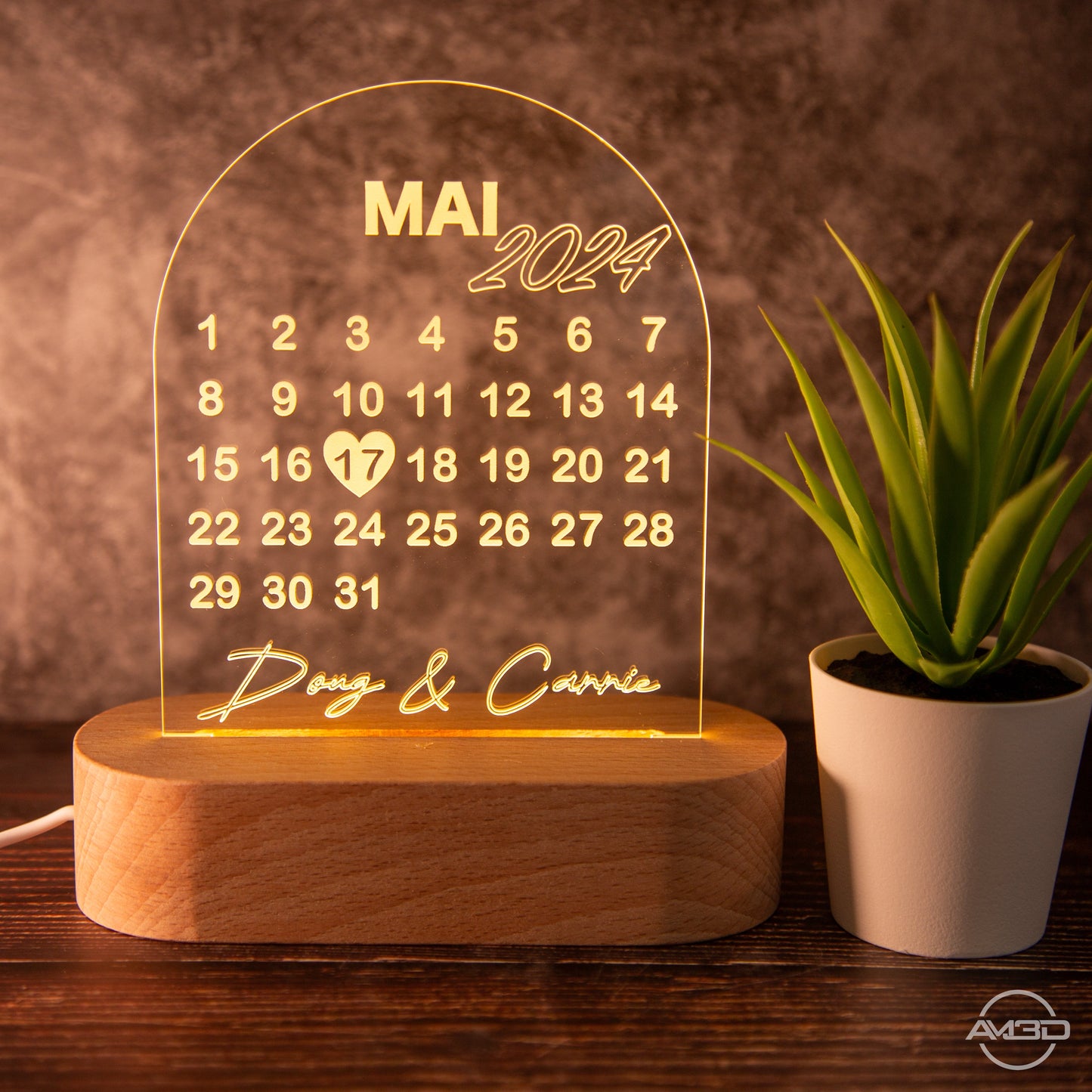 Personalisiertes Geschenk für Partner: LED - Lampe mit Gravur für Jahrestag, Valentinstag oder Hochzeitstag - AM3D Shopmit Holzsockel 14cm