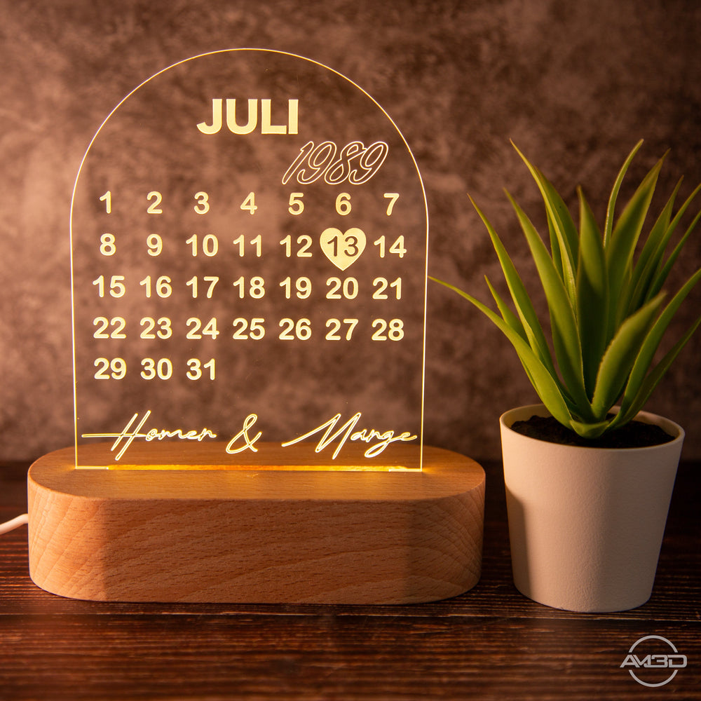 Personalisiertes Geschenk für Partner: LED - Lampe mit Gravur für Jahrestag, Valentinstag oder Hochzeitstag - AM3D Shopmit Holzsockel 14cm