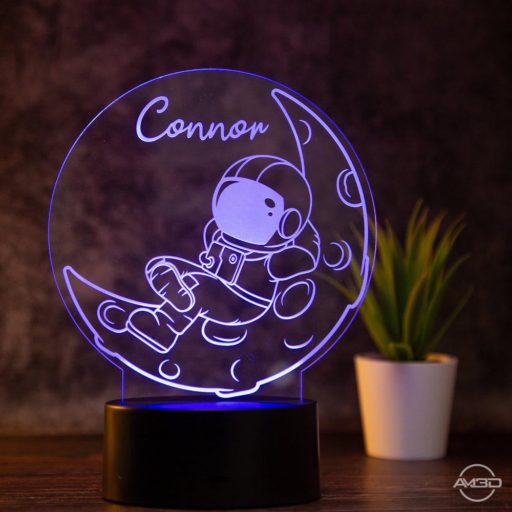 personalisiertes Nachtlicht fürs Kinderzimmer "Astronaut" / Tischlampe LED Acryl - AM3D Shopmit Kunststoffsockel