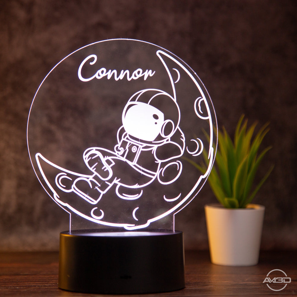 personalisiertes Nachtlicht fürs Kinderzimmer "Astronaut" / Tischlampe LED Acryl - AM3D Shopmit Kunststoffsockel