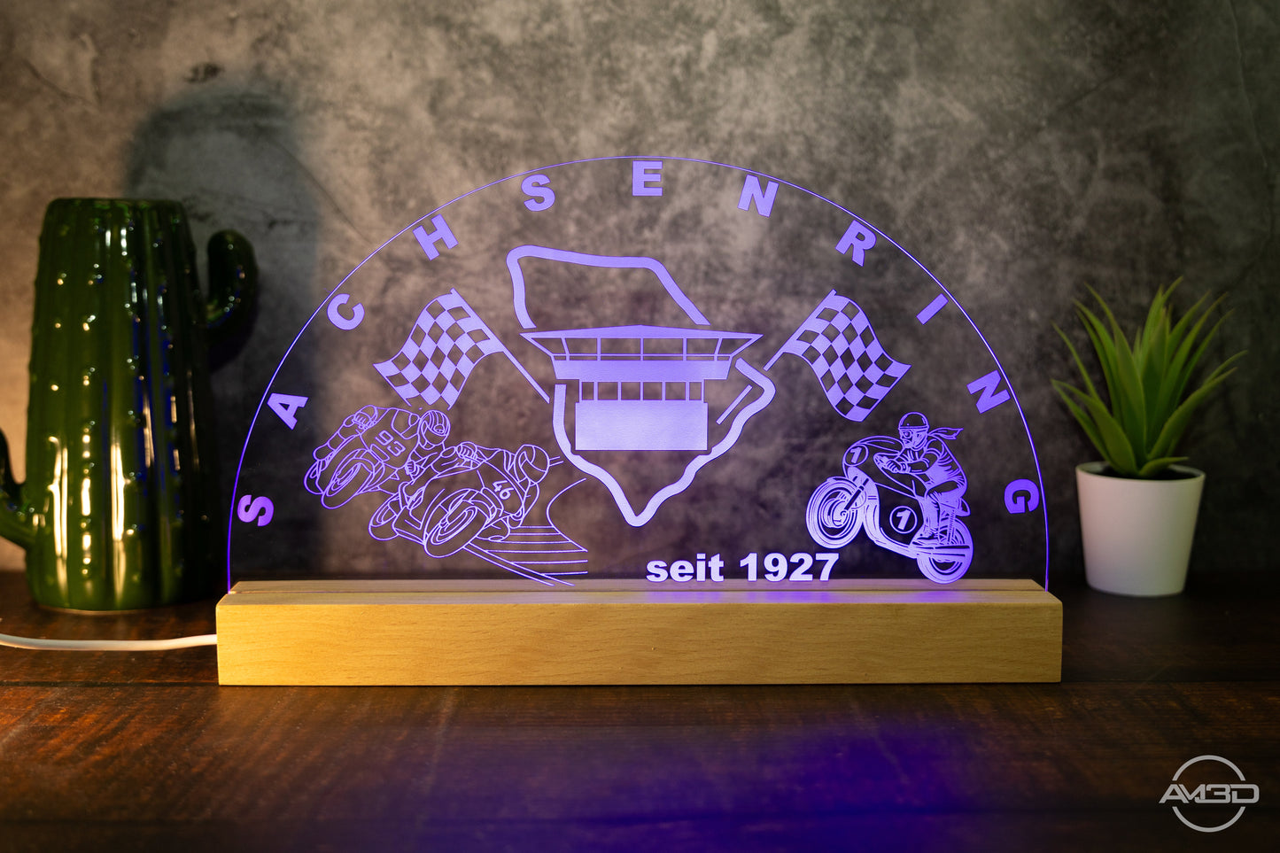 Sachsenring LED - Schwibbogen aus Acryl – personalisierbar & leuchtend - AM3D Shopmit Holzsockel 30cm