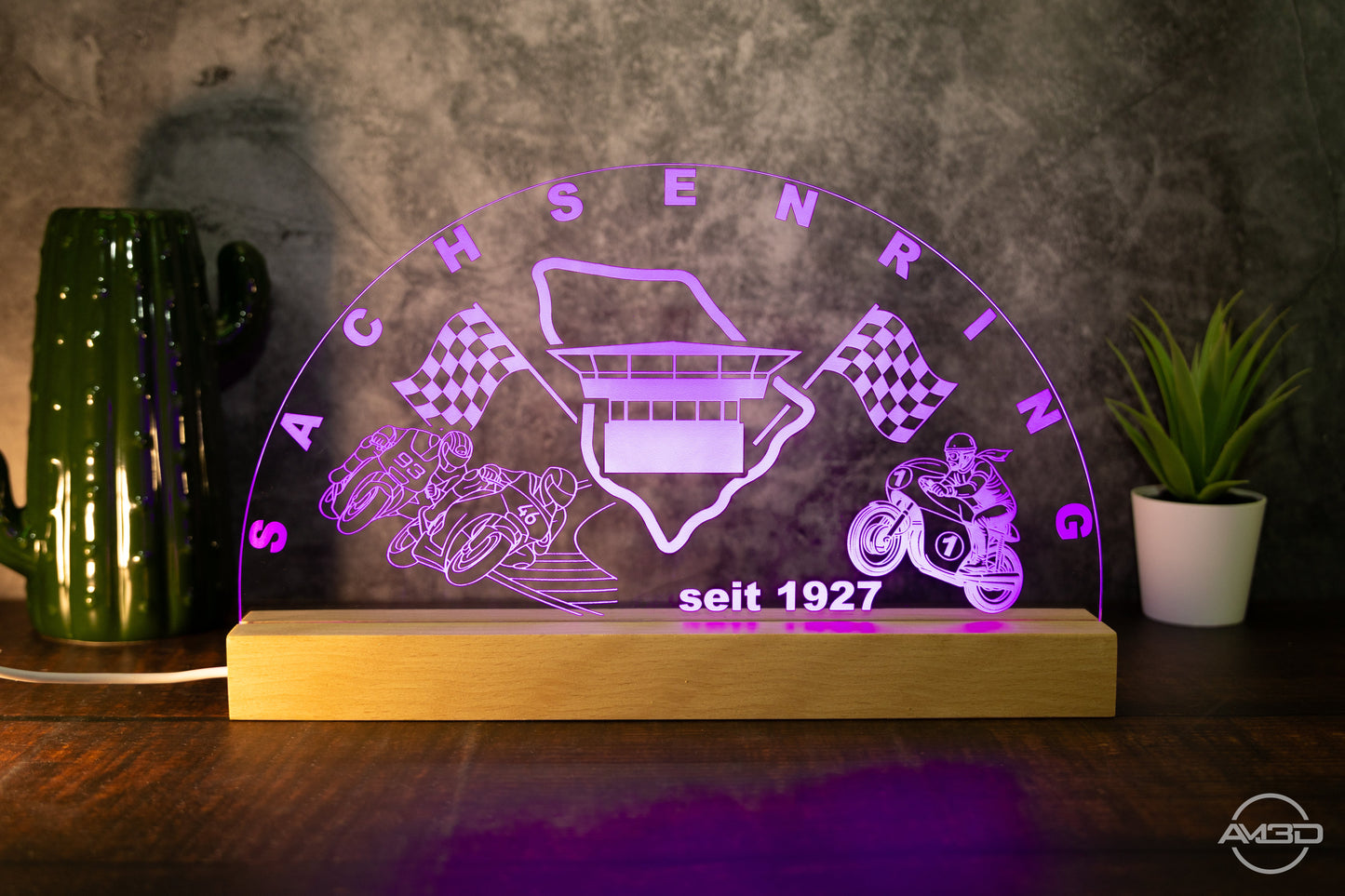 Sachsenring LED - Schwibbogen aus Acryl – personalisierbar & leuchtend - AM3D Shopmit Holzsockel 30cm