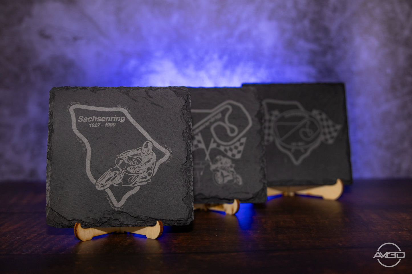 Sachsenring Untersetzer aus Schiefer 10x10 cm – Lasergraviert mit rutschfesten Füßen – Geschenk für Motorsport - und Motorradfans - AM3D Shop