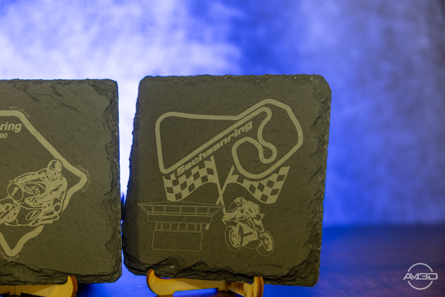 Sachsenring Untersetzer aus Schiefer 10x10 cm – Lasergraviert mit rutschfesten Füßen – Geschenk für Motorsport - und Motorradfans - AM3D Shop
