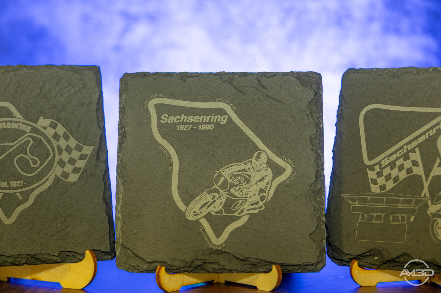Sachsenring Untersetzer aus Schiefer 10x10 cm – Lasergraviert mit rutschfesten Füßen – Geschenk für Motorsport - und Motorradfans - AM3D Shop