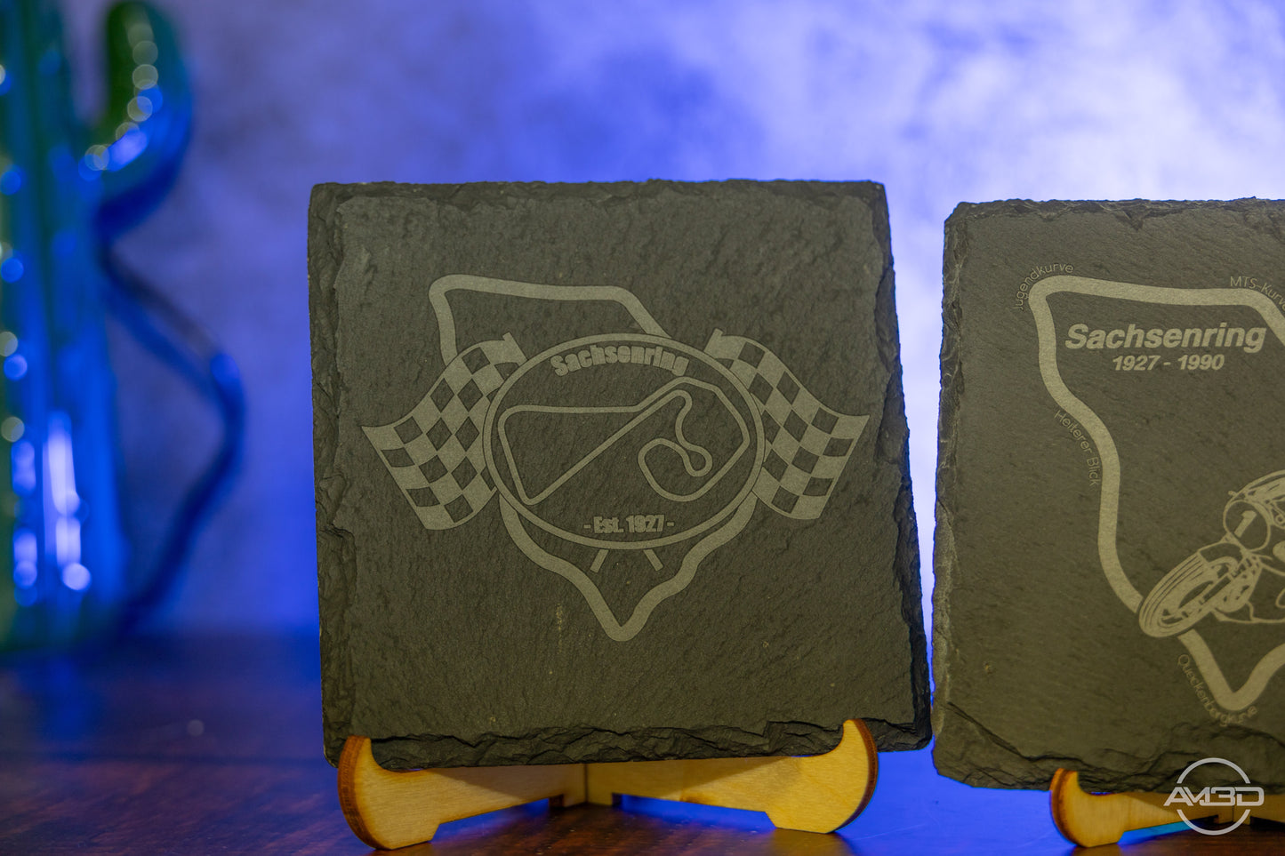 Sachsenring Untersetzer aus Schiefer 10x10 cm – Lasergraviert mit rutschfesten Füßen – Geschenk für Motorsport - und Motorradfans - AM3D Shop