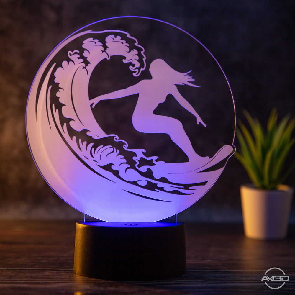 Tischlampe aus Acryl mit Surfer - Motiv - Das perfekte Geschenk für Surfer! / surfen/ Surferin/ Surfing - AM3D Shopmit Kunststoffsockel