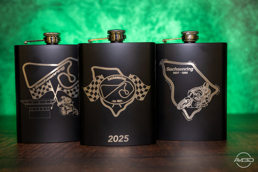 Sachsenring Flachmann 2025 – Edelstahl matt schwarz mit Lasergravur | 8 oz | Einzelstück oder im 3er-Set erhältlich