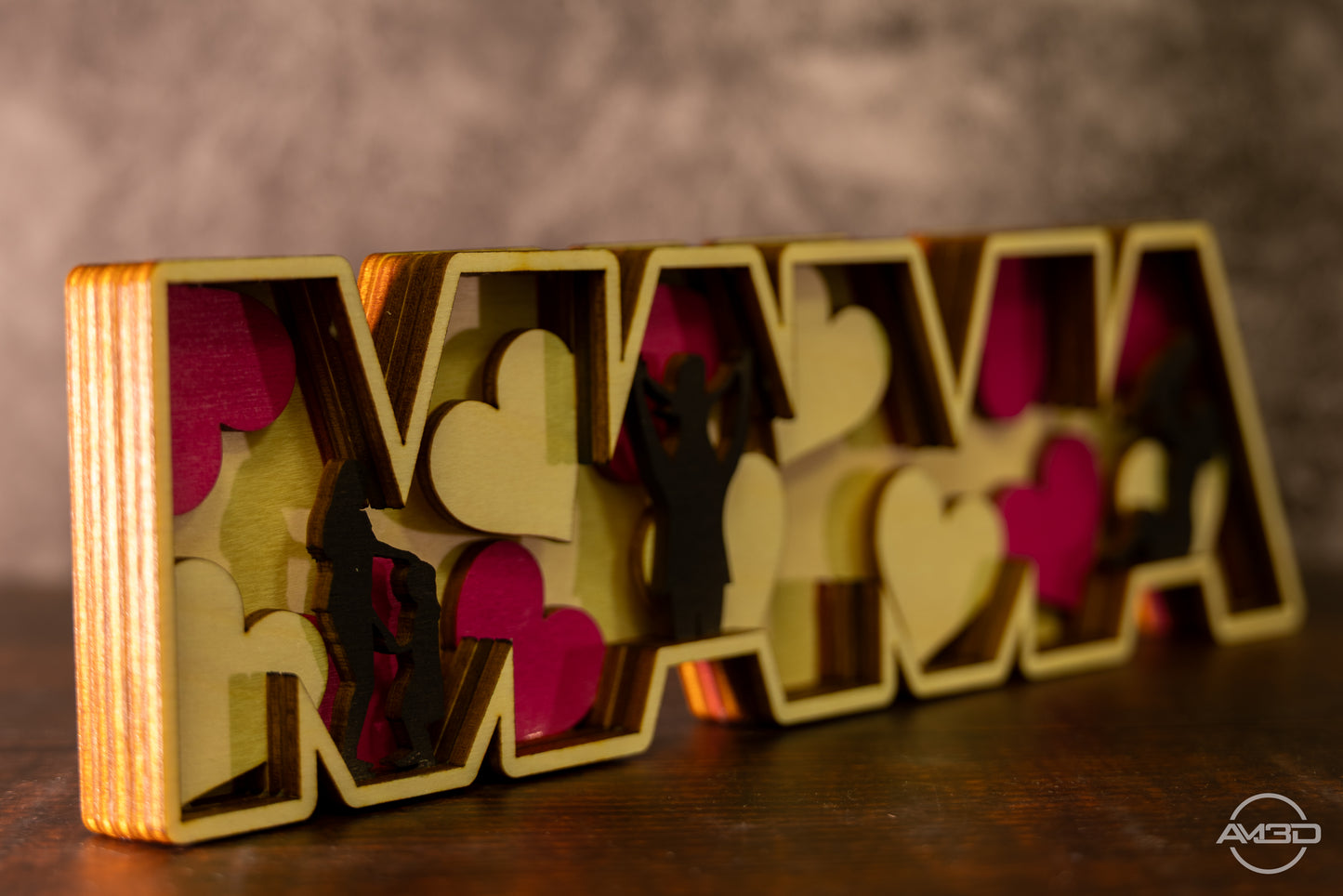 "MAMA" 3D-Holzschriftzug mit Herz & Silhouetten – Liebevoll gestaltetes Geschenk zum Muttertag