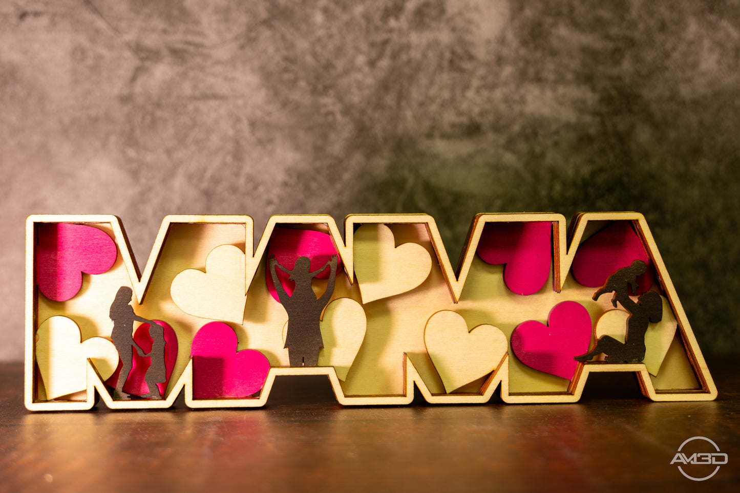 "MAMA" 3D-Holzschriftzug mit Herz & Silhouetten – Liebevoll gestaltetes Geschenk zum Muttertag