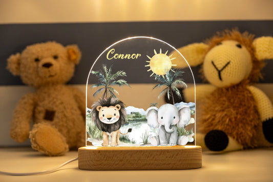 Personalisiertes LED Nachtlicht Safari mit Name – Kinderzimmer Lampe aus Acryl mit Löwe & Elefant