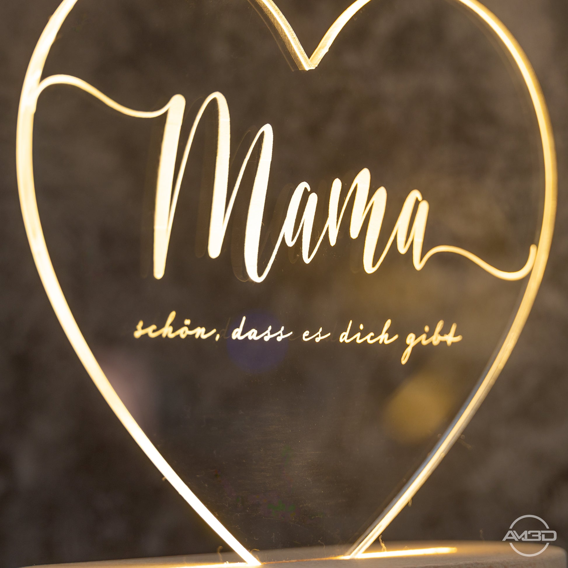 Herzlampe „Mama – schön, dass es dich gibt“ - AM3D Shopmit Holzsockel 15cm