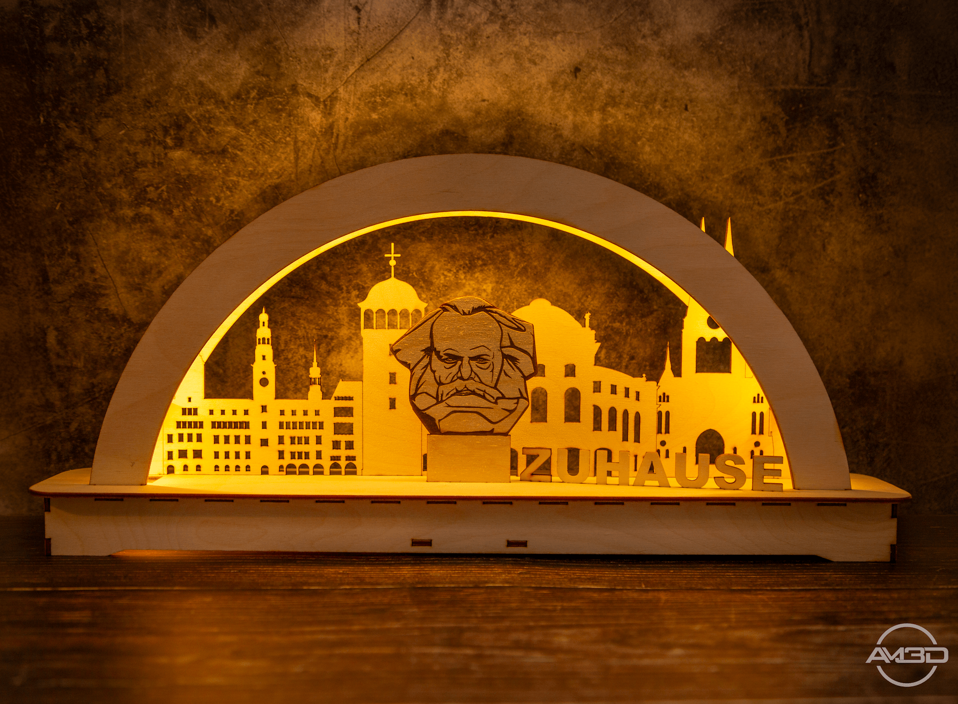 Holz - Schwibbogen Karl Marx – Erzgebirge Tradition, batteriebetrieben (45 cm) - AM3D ShopSchwibbogen