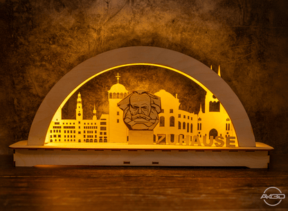 Holz - Schwibbogen Karl Marx – Erzgebirge Tradition, batteriebetrieben (45 cm) - AM3D ShopSchwibbogen