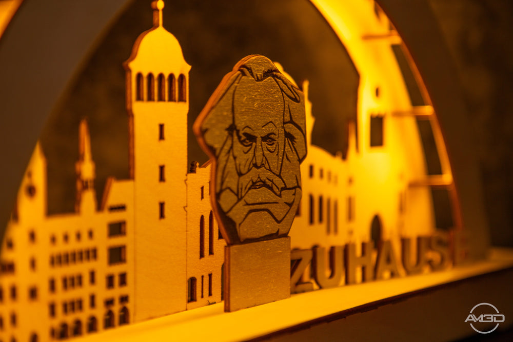 Holz - Schwibbogen Karl Marx – Erzgebirge Tradition, batteriebetrieben (45 cm) - AM3D ShopSchwibbogen