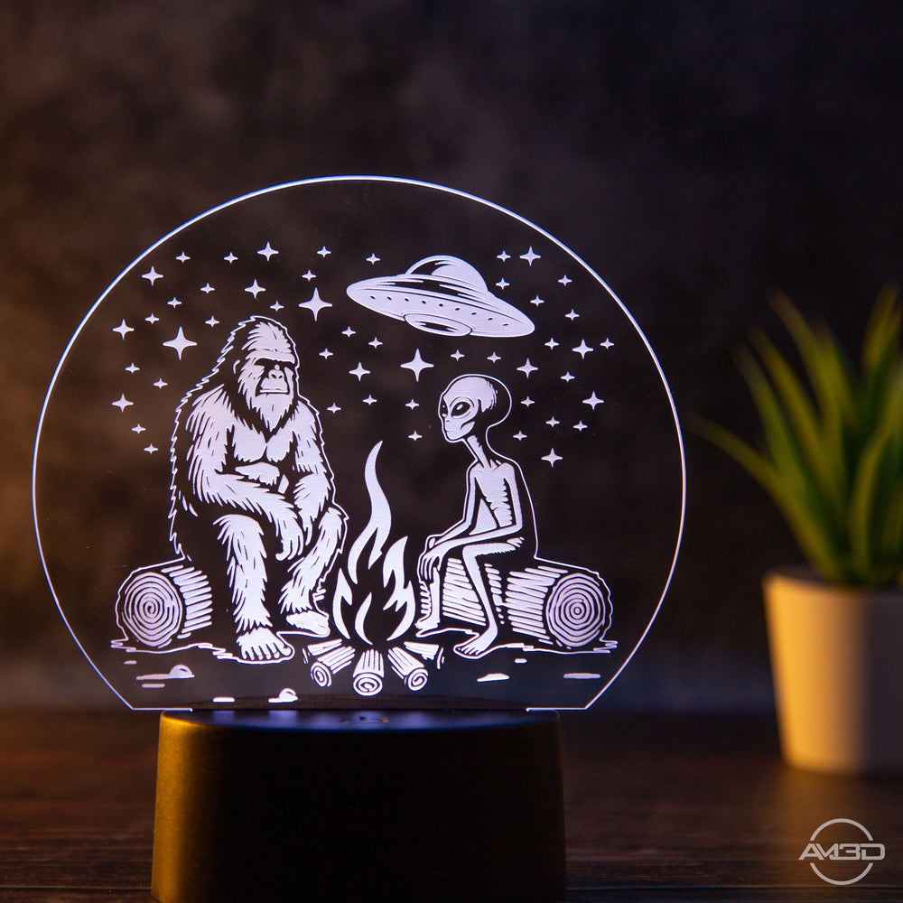 Lampe Kinderzimmer - Bigfoot und Alien am Lagerfeuer unter Sternenhimmel - AM3D Shopmit Kunststoffsockel