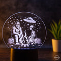 Lampe Kinderzimmer - Bigfoot und Alien am Lagerfeuer unter Sternenhimmel - AM3D Shopmit Kunststoffsockel
