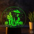 Lampe Kinderzimmer - Bigfoot und Alien am Lagerfeuer unter Sternenhimmel - AM3D Shopmit Kunststoffsockel