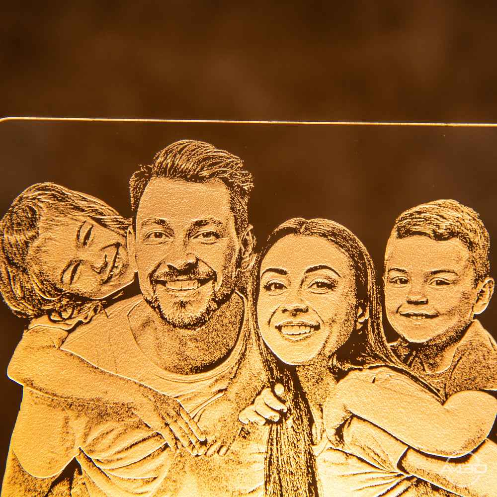 LED - Lampe mit Fotogravur aus Acryl – personalisiertes Nachtlicht mit Familienfoto oder Kinderbild - AM3D Shopmit Holzsockel 15cm