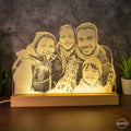 LED - Lampe mit Fotogravur aus Acryl – personalisiertes Nachtlicht mit Familienfoto oder Kinderbild - AM3D Shopmit Holzsockel 15cm