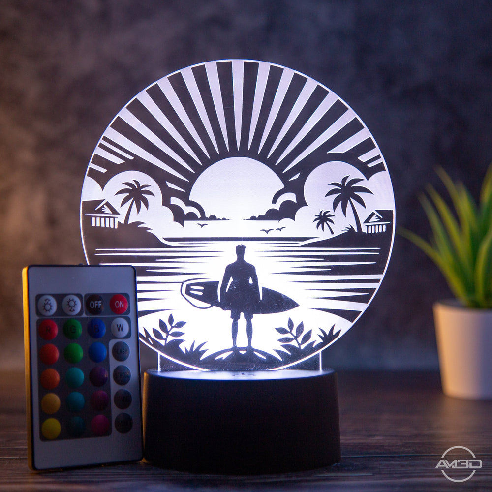 LED Tischlampe aus Acryl mit Surfer am Strand – Das perfekte Geschenk für Surfer! - AM3D Shopmit Kunststoffsockel