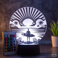 LED Tischlampe aus Acryl mit Surfer am Strand – Das perfekte Geschenk für Surfer! - AM3D Shopmit Kunststoffsockel