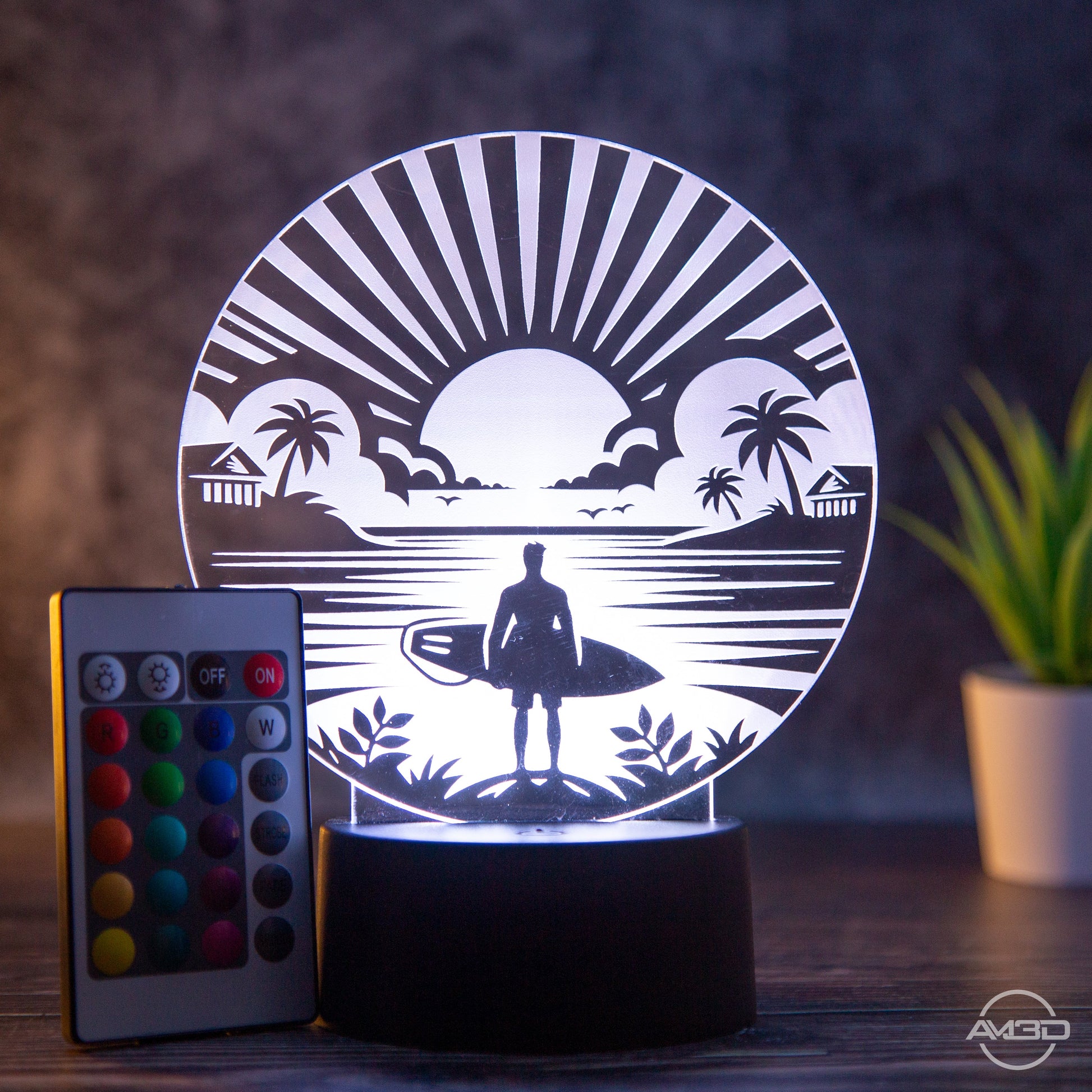 LED Tischlampe aus Acryl mit Surfer am Strand – Das perfekte Geschenk für Surfer! - AM3D Shopmit Kunststoffsockel