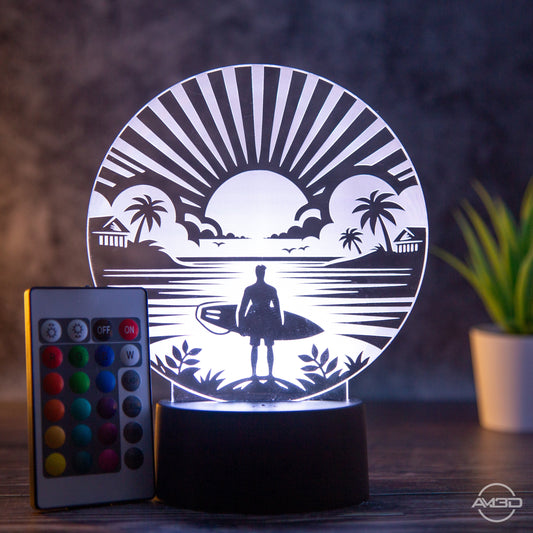 LED Tischlampe aus Acryl mit Surfer am Strand – Das perfekte Geschenk für Surfer! - AM3D Shopmit Kunststoffsockel