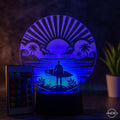 LED Tischlampe aus Acryl mit Surfer am Strand – Das perfekte Geschenk für Surfer! - AM3D Shopmit Kunststoffsockel