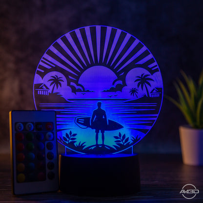 LED Tischlampe aus Acryl mit Surfer am Strand – Das perfekte Geschenk für Surfer! - AM3D Shopmit Kunststoffsockel