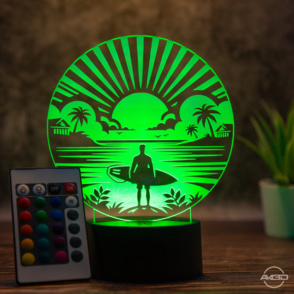 LED Tischlampe aus Acryl mit Surfer am Strand – Das perfekte Geschenk für Surfer! - AM3D Shopmit Kunststoffsockel