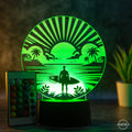 LED Tischlampe aus Acryl mit Surfer am Strand – Das perfekte Geschenk für Surfer! - AM3D Shopmit Kunststoffsockel