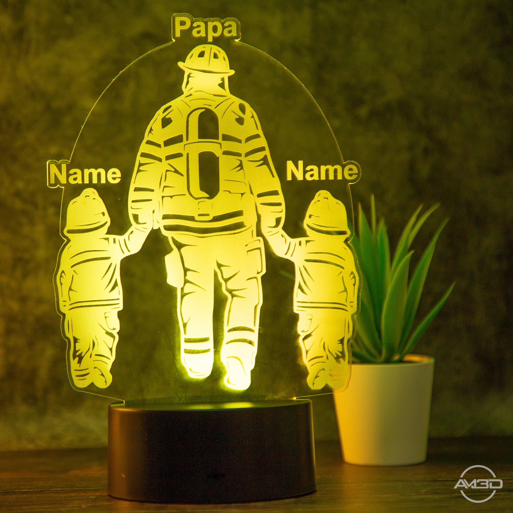 Personalisierte Tischlampe Feuerwehrmann Ideales Geschenk für Feuerwehrmänner oder als Kindernachtlicht - AM3D Shopmit Kunststoffsockel