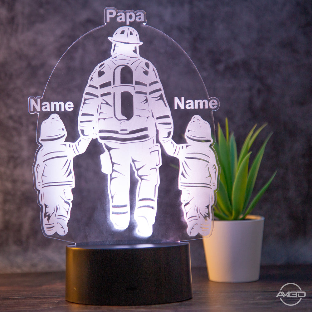 Personalisierte Tischlampe Feuerwehrmann Ideales Geschenk für Feuerwehrmänner oder als Kindernachtlicht - AM3D Shopmit Kunststoffsockel
