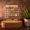 Personalisiertes Geschenk für Partner: LED - Lampe mit Gravur für Jahrestag, Valentinstag oder Hochzeitstag - AM3D Shopmit Holzsockel 14cm