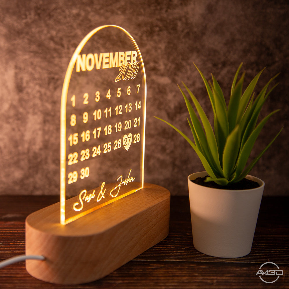 Personalisiertes Geschenk für Partner: LED - Lampe mit Gravur für Jahrestag, Valentinstag oder Hochzeitstag - AM3D Shopmit Holzsockel 14cm
