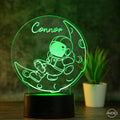 personalisiertes Nachtlicht fürs Kinderzimmer "Astronaut" / Tischlampe LED Acryl - AM3D Shopmit Kunststoffsockel