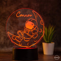 personalisiertes Nachtlicht fürs Kinderzimmer "Astronaut" / Tischlampe LED Acryl - AM3D Shopmit Kunststoffsockel