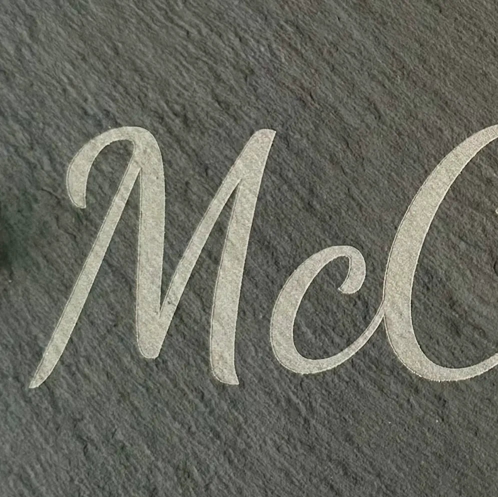 Personalisiertes Schiefer - Hausschild mit Gravur – Familienname – 25×12 cm – Edelstahl - Abstandhalter (20 mm) - AM3D Shop