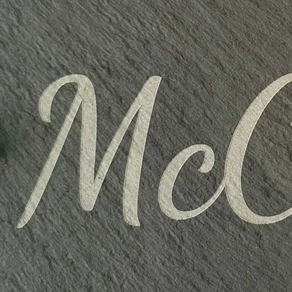 Personalisiertes Schiefer - Hausschild mit Gravur – Familienname – 25×12 cm – Edelstahl - Abstandhalter (20 mm) - AM3D Shop