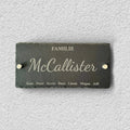 Personalisiertes Schiefer - Hausschild mit Gravur – Familienname – 25×12 cm – Edelstahl - Abstandhalter (20 mm) - AM3D Shop